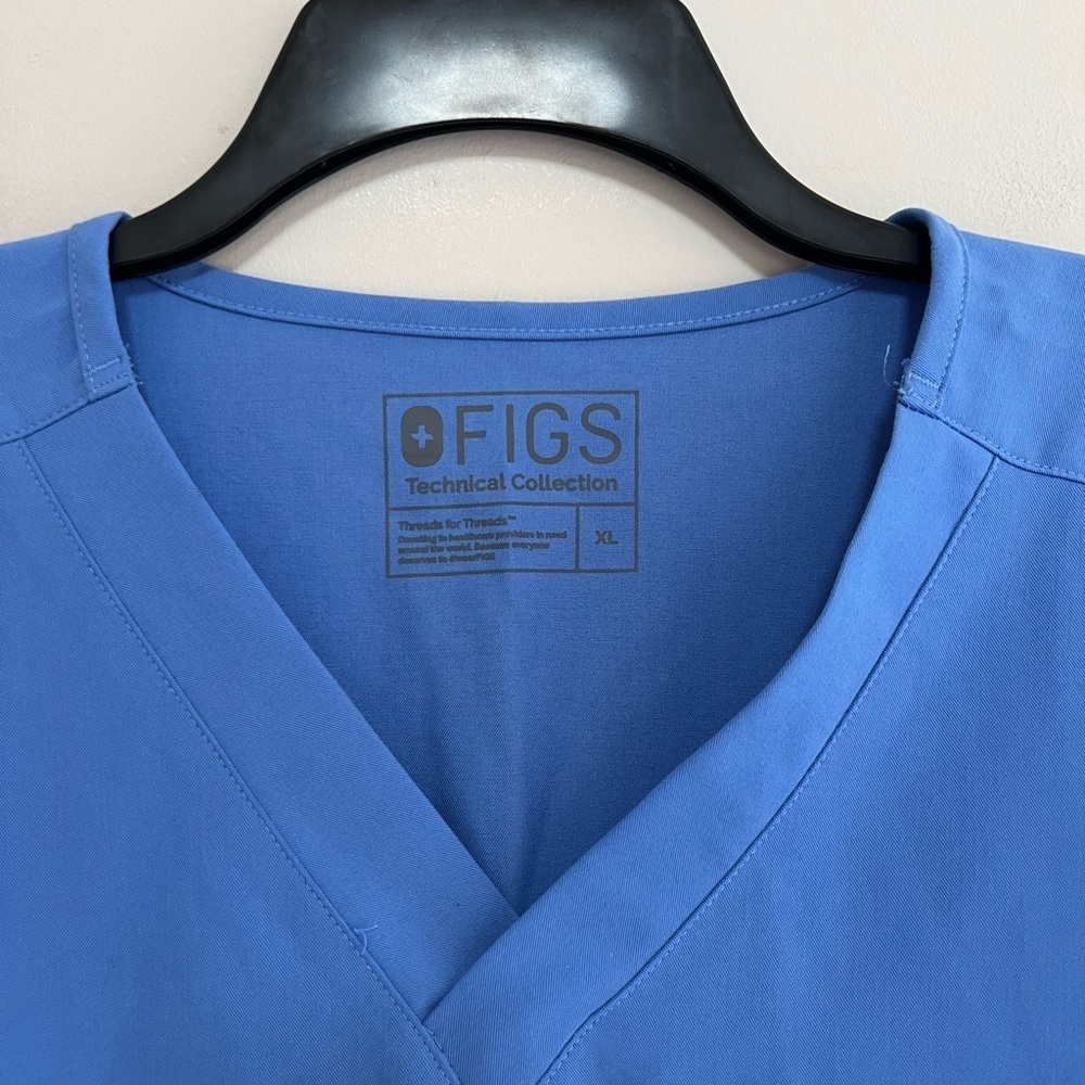 FIGS Men's Leon Three-Pocket Scrub Top in Medium Blue PO# 1535, size XL - Picture 6 of 10